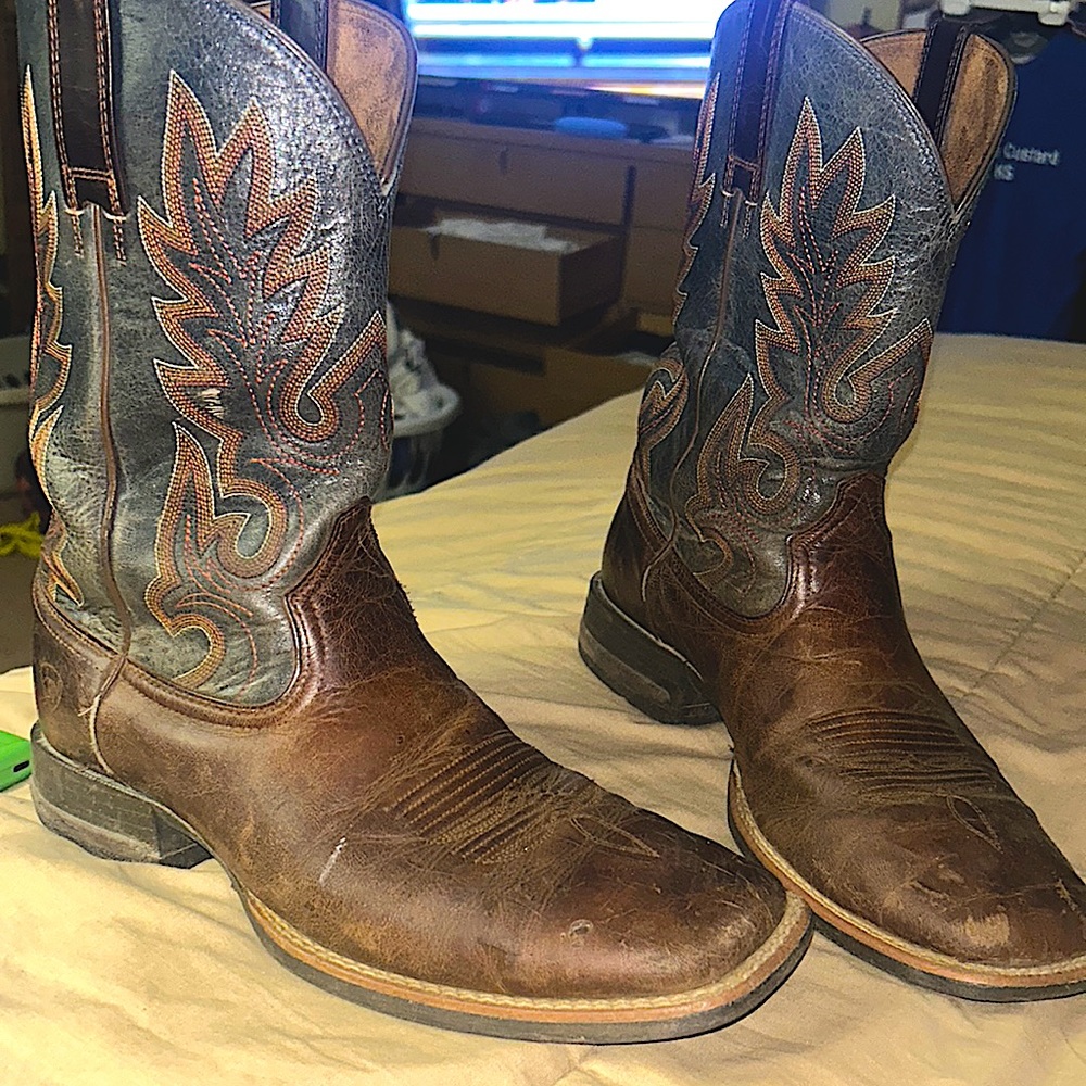 Ariat leather cowboy boot little wear